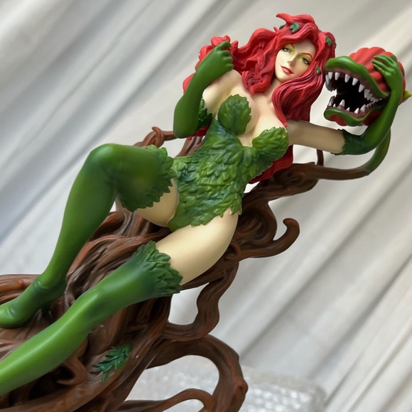 12” Poison Ivy Statue by IKON LE 200 SOLD OUT - Picture 9 of 15